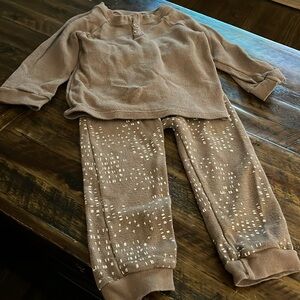 24M Grayson Collective Brown Thermal outfit with white design on pants